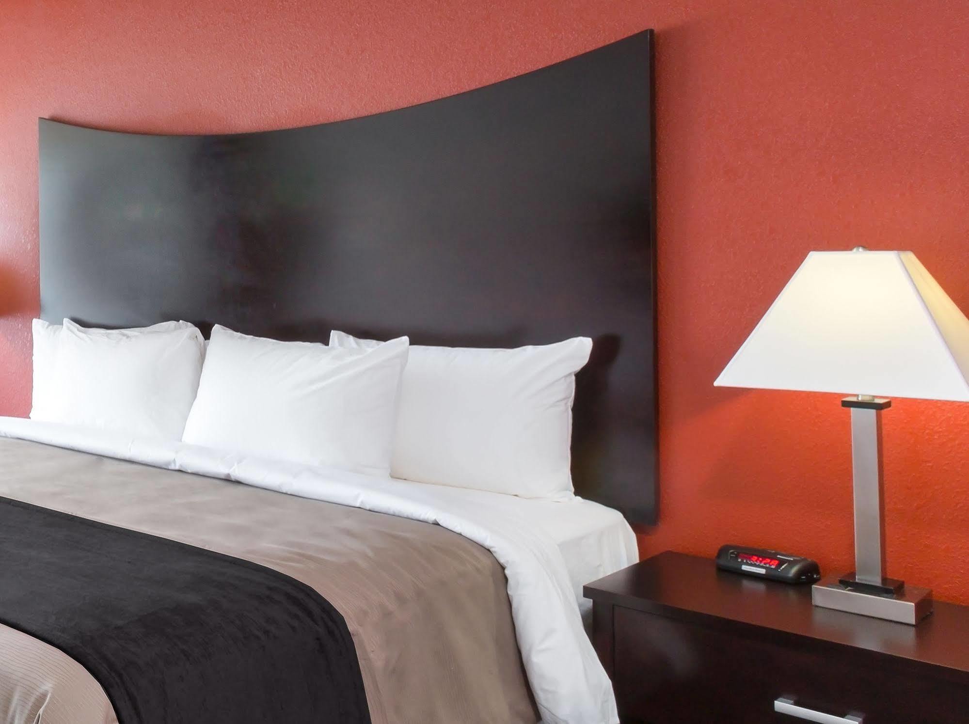 Clarion Hotel & Suites BWI Airport North Brooklyn Park Exterior photo